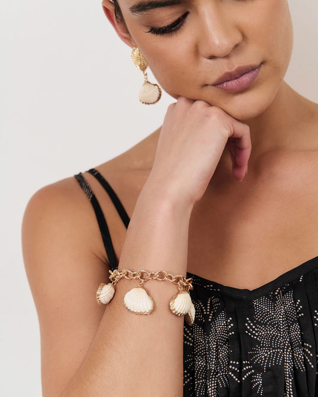 Metal Edged Shell Bracelet White/Gold - Global Free Style