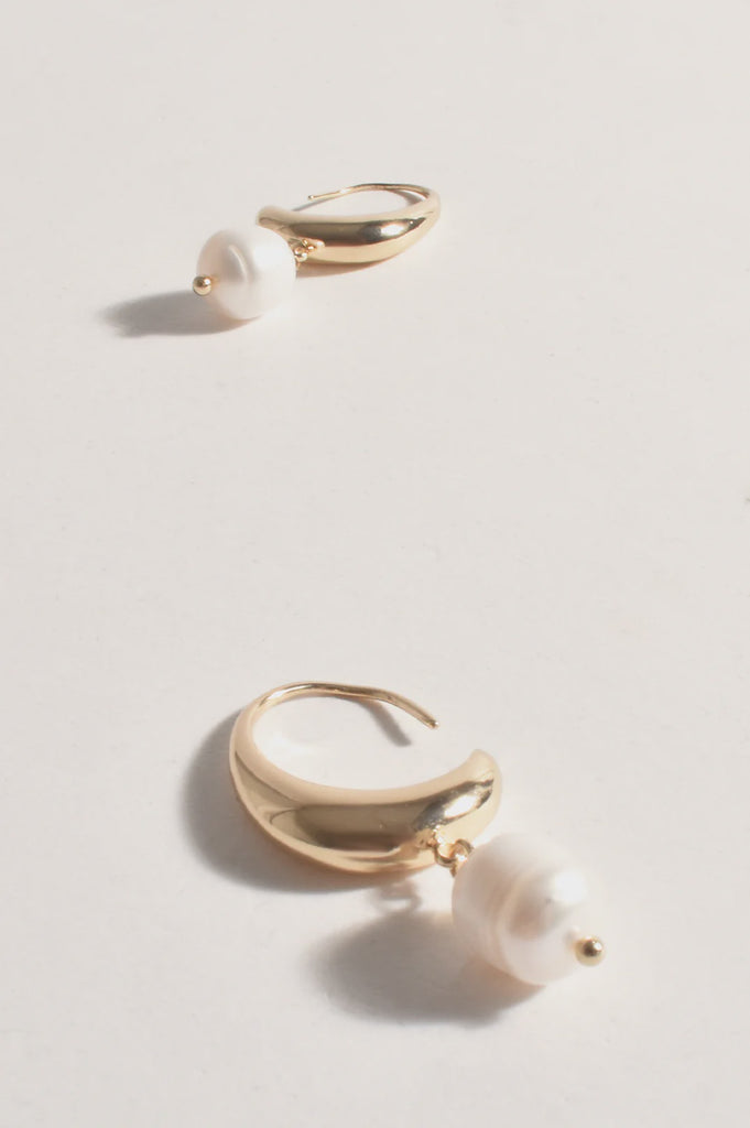 Pearl Drop Curved Hoops Gold/Cream - Global Free Style