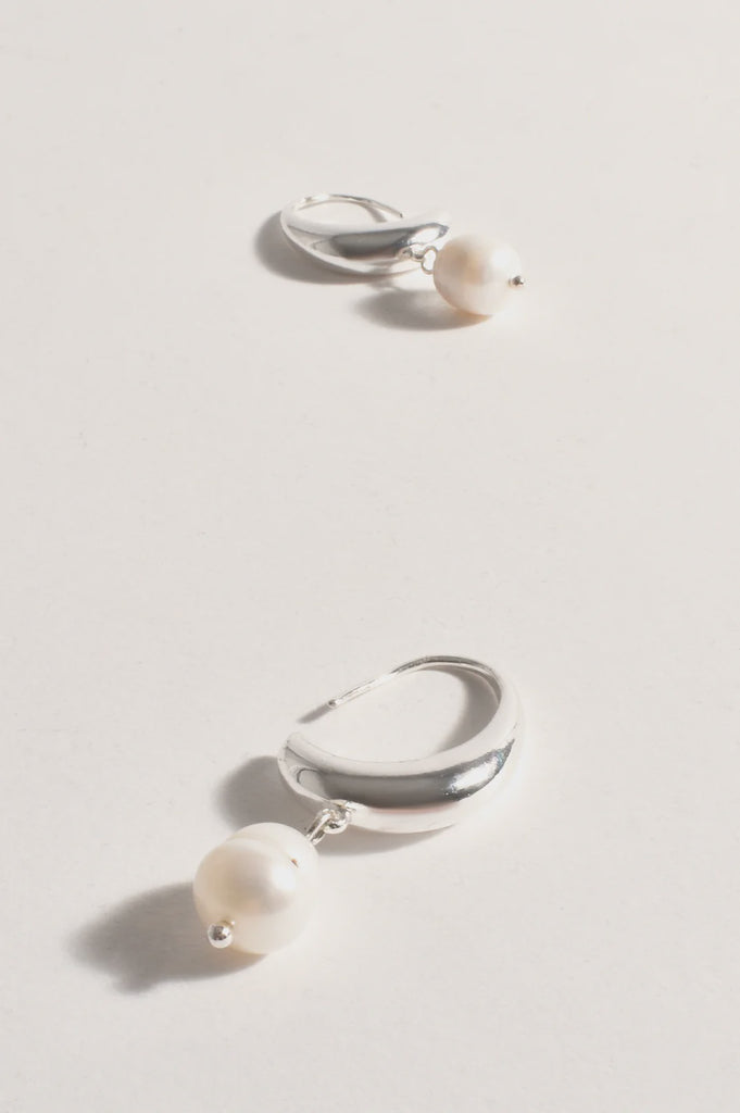 Pearl Drop Curved Hoops Silver/Cream - Global Free Style